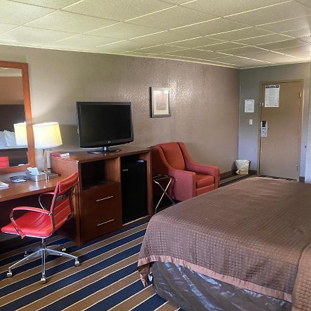 Economy Inn North Randall Zewnętrze zdjęcie