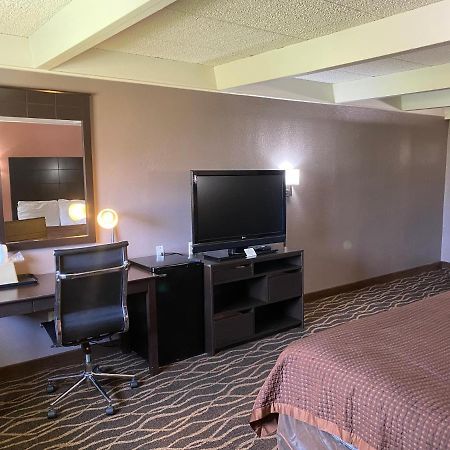 Economy Inn North Randall Zewnętrze zdjęcie
