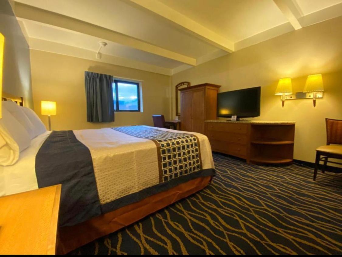 Economy Inn North Randall Zewnętrze zdjęcie