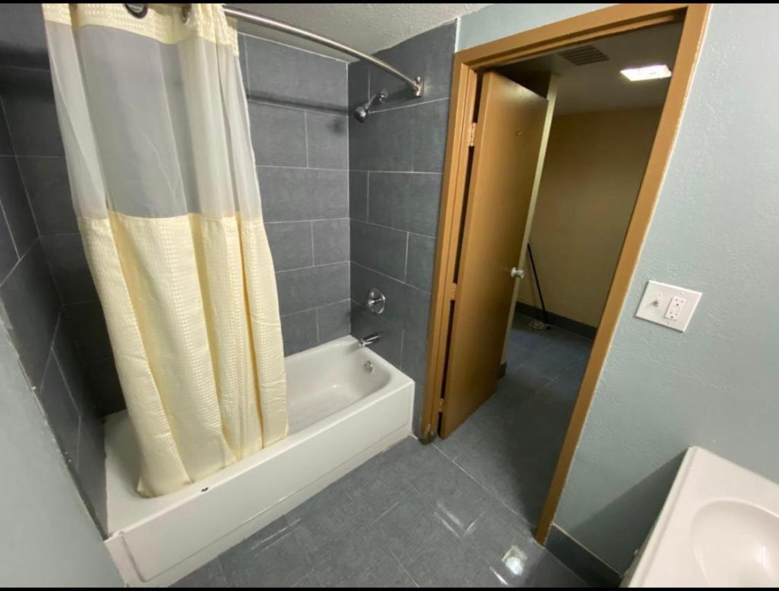 Economy Inn North Randall Zewnętrze zdjęcie