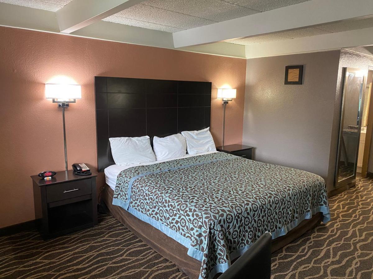 Economy Inn North Randall Zewnętrze zdjęcie