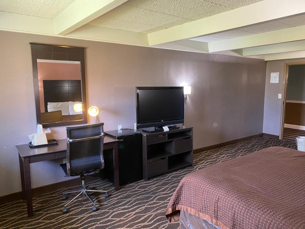 Economy Inn North Randall Zewnętrze zdjęcie