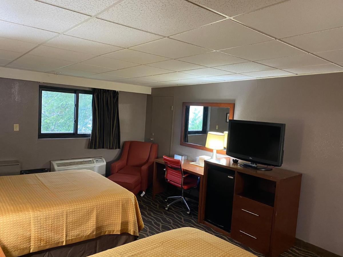 Economy Inn North Randall Zewnętrze zdjęcie