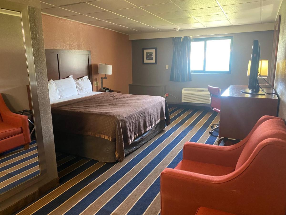 Economy Inn North Randall Zewnętrze zdjęcie