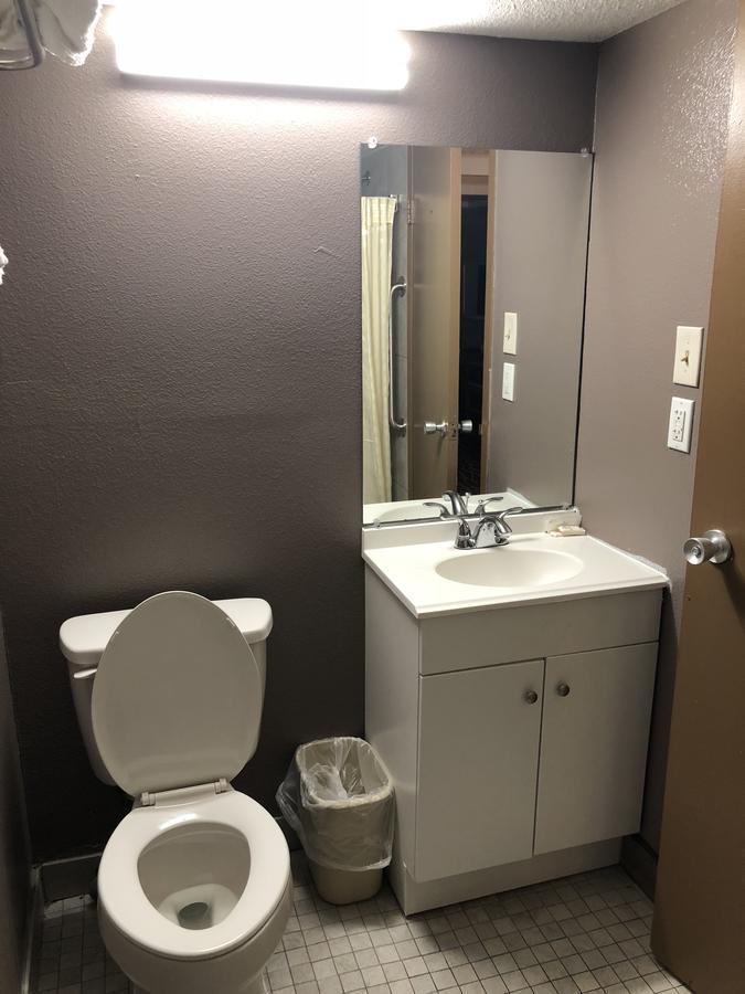 Economy Inn North Randall Zewnętrze zdjęcie
