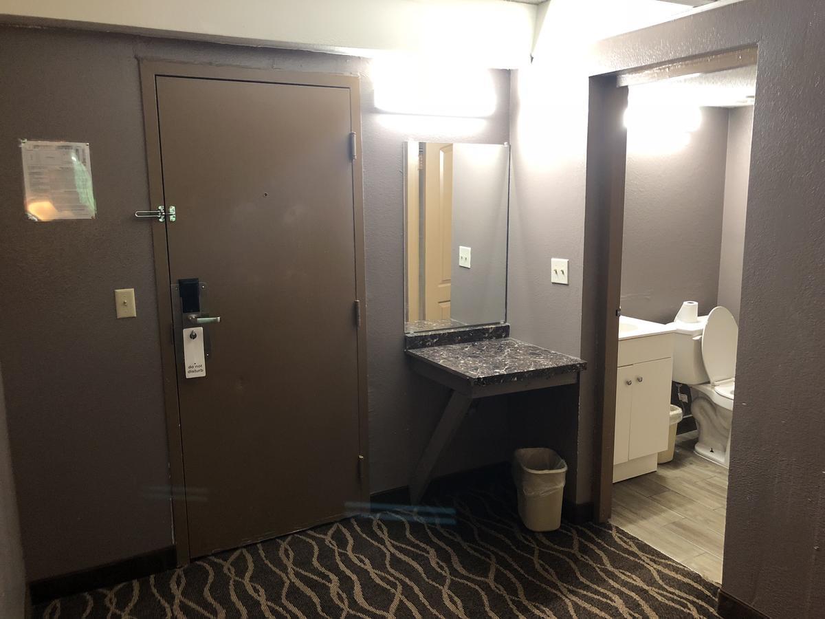 Economy Inn North Randall Zewnętrze zdjęcie