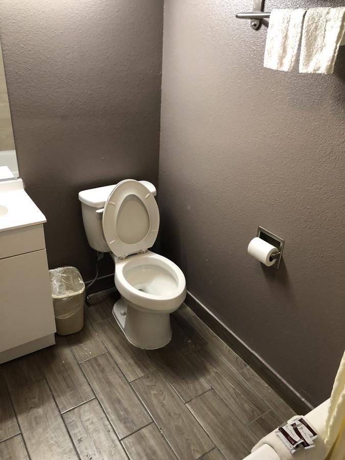 Economy Inn North Randall Zewnętrze zdjęcie