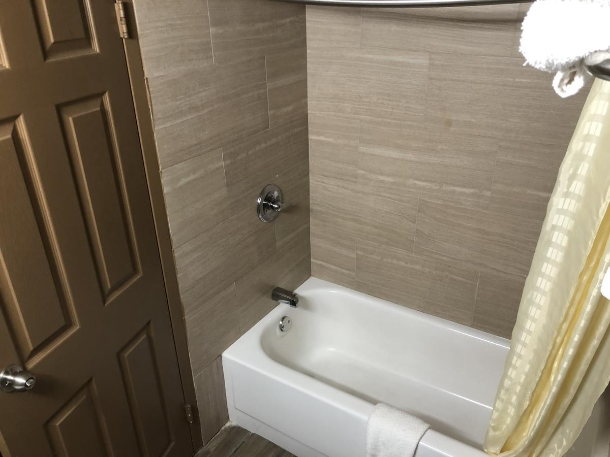 Economy Inn North Randall Zewnętrze zdjęcie