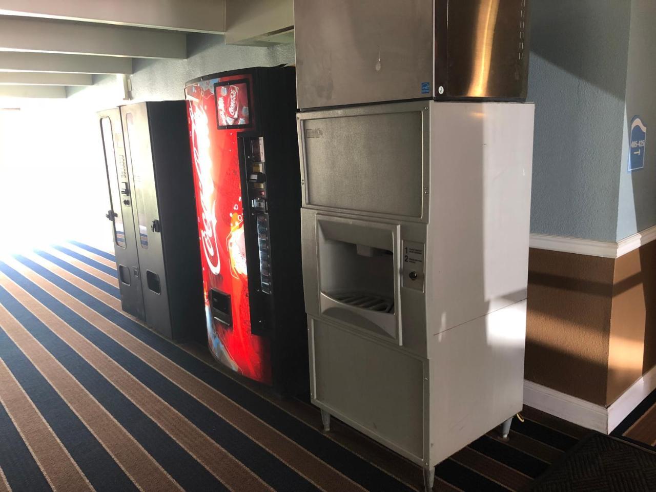 Economy Inn North Randall Zewnętrze zdjęcie